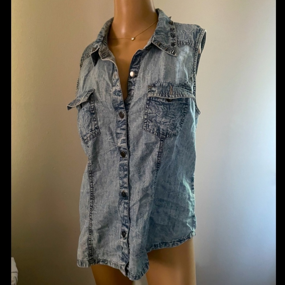 Collar studded sleeveless button down shirt with pockets